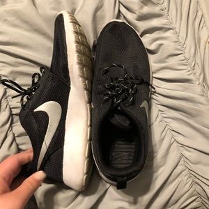 Black Nike Roshes